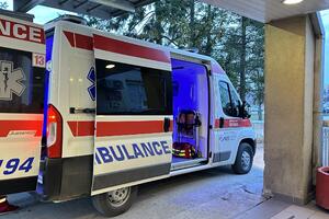 JEDNOM SE LEKARI BORE ZA ŽIVOT: Teška saobraćajka u centru Ivanjice, posle izlaska ZAKUCALI SE U ZGRADU! Četvorica povređena