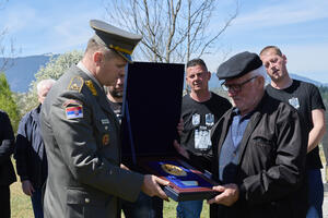 GODIŠNJICA POGIBIJE POTPORUČNIKA PREDRAGA LEOVCA: Otac HEROJA SA KOŠARA primio zlatnu plaketu Ministarstva odbrane