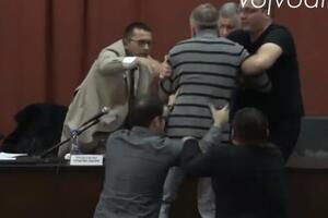 SKANDALOZNA TUČA U KULI: Odbornik napao predsednika Skupštine (VIDEO)
