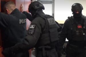 POGLEDAJTE SNIMAK HAPŠENJA 8 POLICAJACA U CRNOJ GORI: Jednom POZLILO nakon što su krenuli da mu stave lisice! (VIDEO)