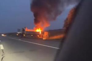 STRAŠAN PRIZOR NA AUTO-PUTU NOVI SAD - BEOGRAD: Buktinja guta kamion, prolaznici u šoku snimaju (VIDEO)