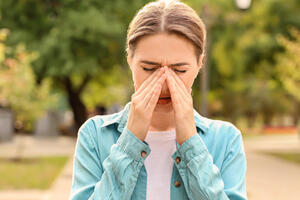 Kako razlikovati sindrom suvog oka od alergije: Evo kada se javlja peckanje i crvenilo a kada otečeni kapci
