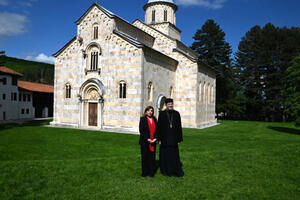 ZIJADE SA IGUMANOM SAVOM JANJIĆEM: Šefica Unmika posetila manastir Visoki Dečani