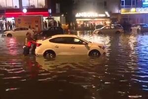 APOKALIPTIČNE SCENE IZ TURSKE: Poplave napravile JEZIVI HAOS, ulice se pretvorile u reke, automobile nosi jaka BUJICA (VIDEO)