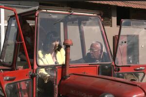 EKIPA KURIRA NA PRVOMAJSKOM ROŠTILJANJU KOD ERE: Novinarka prvi put sela u traktor, DOMAĆIN SE USPANIČIO: SMANJUJ GAAAS! (VIDEO)