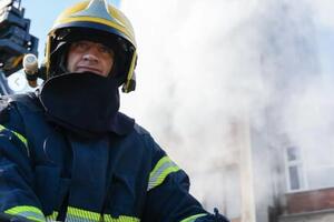 VI STE NAŠI HEROJI: MUP Srbije uputio čestitku svim vatrogascima spasiocima koji su za godinu dana spasli živote 1.810 ljudi!
