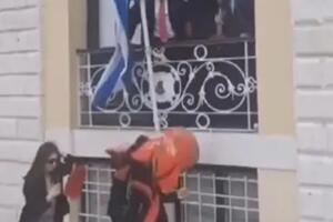 BIZARNA NESREĆA NA KRFU: Devojka prolazila ispod balkona, a onda je primila UDARAC! Kamera sve zabeležila! (VIDEO)