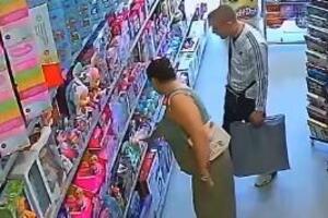 PLJAČKA U NOVOM SADU KAKVU NISTE VIDELI Ulazi u prodavnicu IGRAČAKA, žena mu pokazuje šta da krade "BEZ TRUNKE SRAMA" (VIDEO)