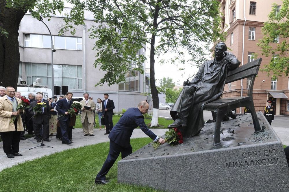 Vladimir Putin juče je položio cveće na spomenik pesnika Sergeja Mihalkova, autora teksta himne Rusije, Foto Reuters