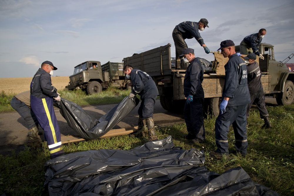 Uklanjanje tela putnika MH17, Foto AP