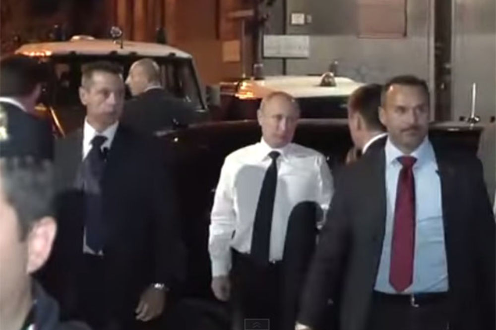 Vladimir Putin stiže oko 1.40 pred stan Silvija Berluskonija (Foto: Printscreen YouTube)