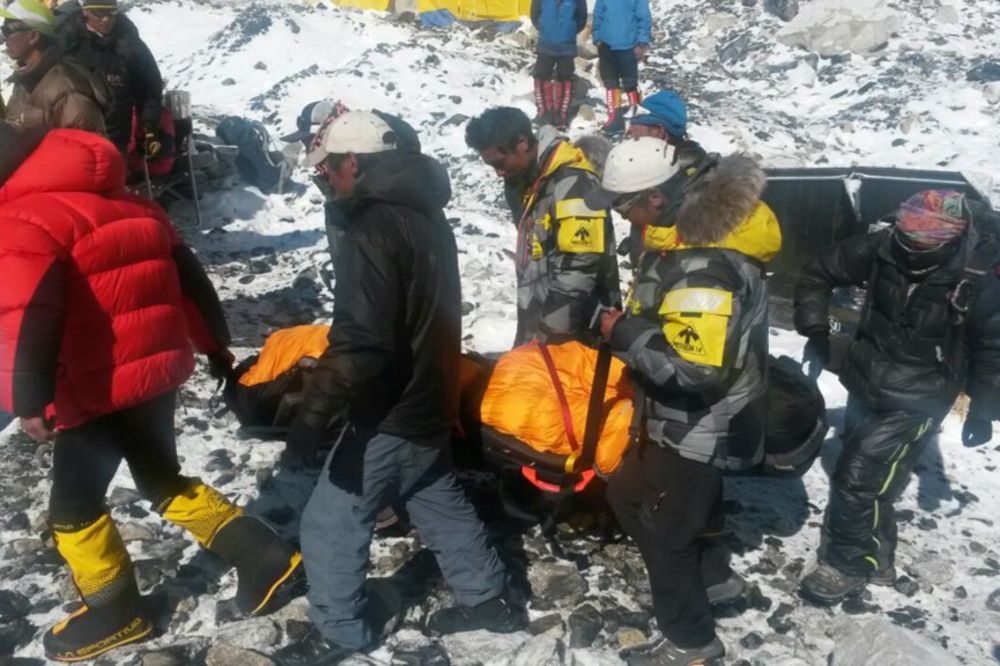 Ovi planinari su spaseni, ali 18 nije imalo sreće (Foto: AP)