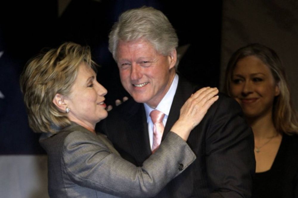 Bil Klinton pomaže ženi, sabotira Obamu