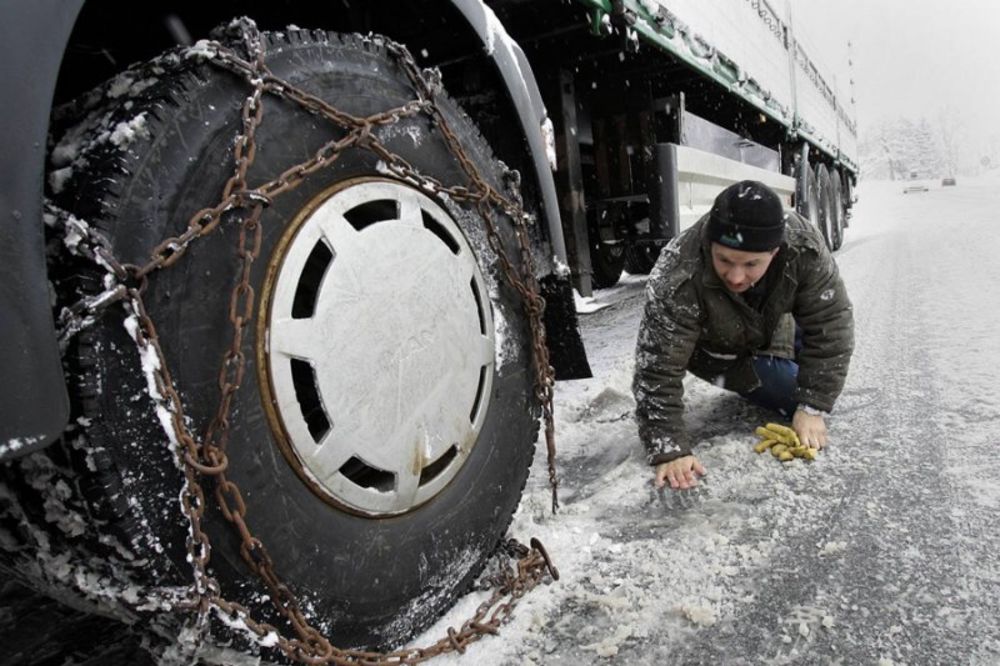 LEDENI HAOS: Automobili proklizavali i leteli s puta, nekoliko povređenih!