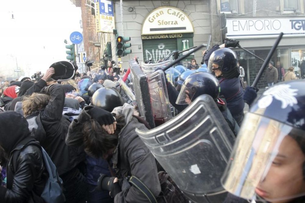 Rim: U sukobima povređena dva policajca, 15 privedeno