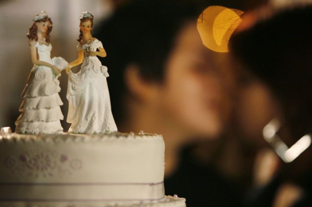 NEMA PRIGOVORA SAVESTI: Francuski gradonačelnici moraju da venčavaju gej parove