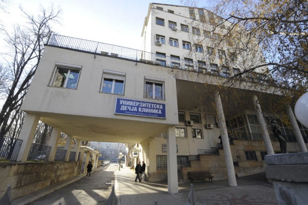UMALO TRAGEDIJA: Srušila se armatura na ulazu u Dečju bolnicu u Tiršovoj!