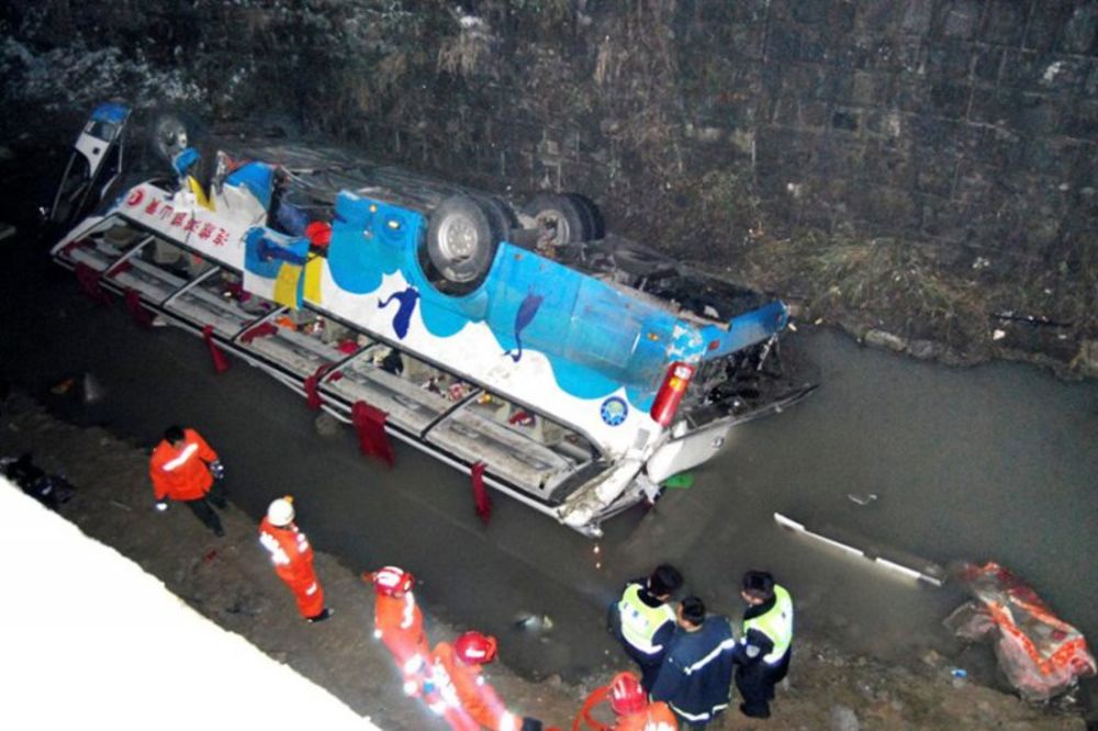 Srušio se most u Kini, dva autobusa upala u reku