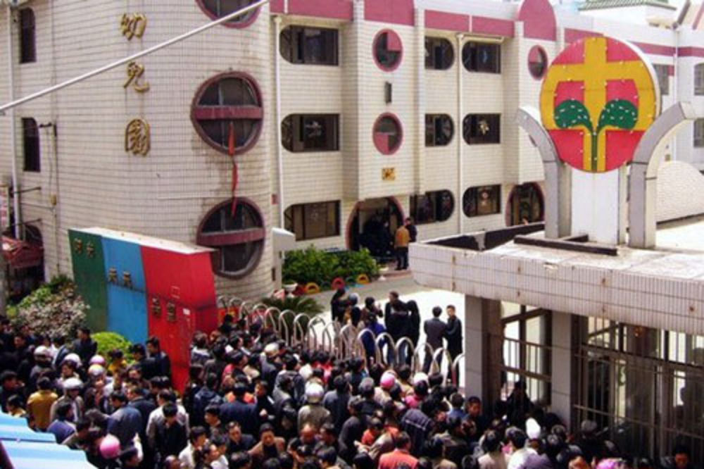 Kinez izbo 22 mališana na ulazu u školu