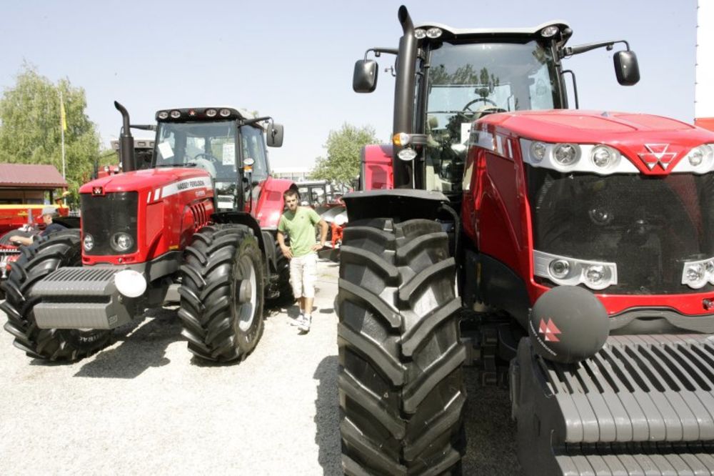 Ratarima uručeni ključevi 28 traktora