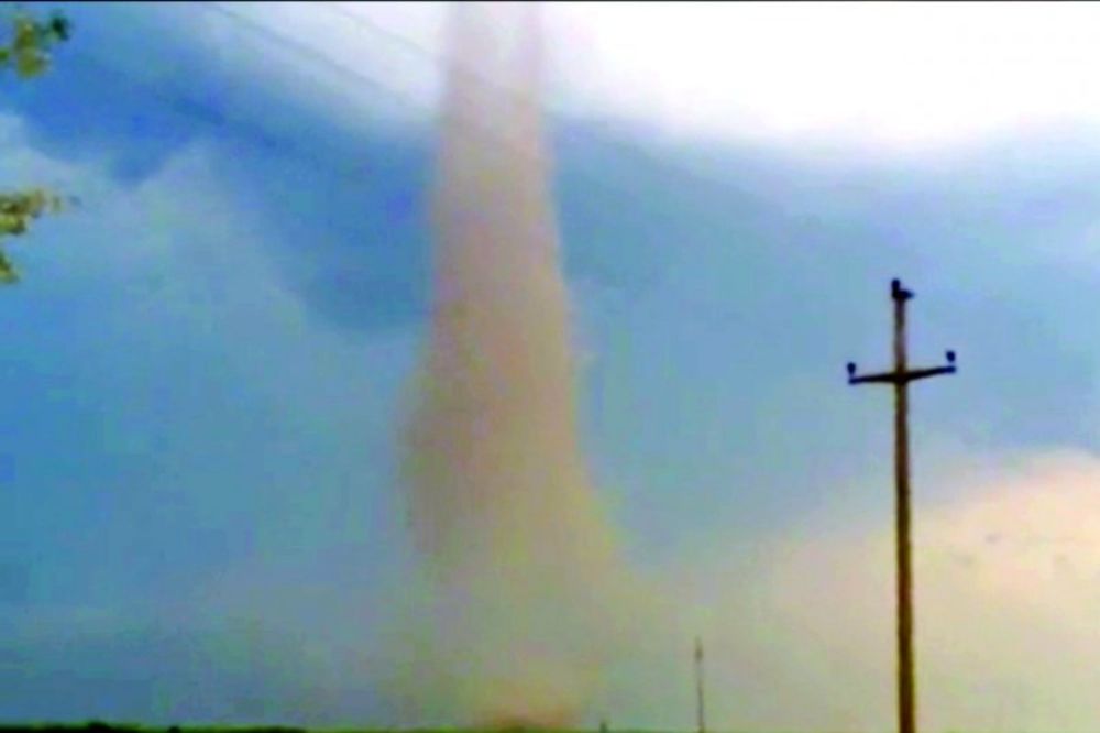 NEVREME KOD TROGIRA: Tornado odneo krovove sa pet kuća