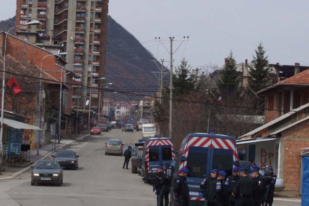LOV NA SRBE: Dvojica Albanaca pretukla mladića (19) u Kosovskoj Mitrovici!