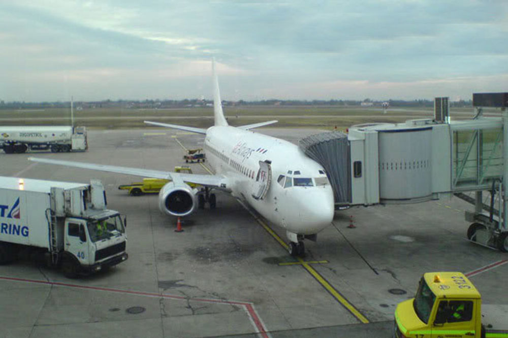 Danski avion prinudno sleteo u Beograd zbog putnika!