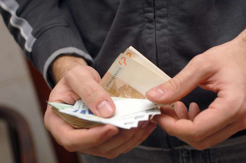 Turčin u džepovima jakni skrivao 34 hiljade evra