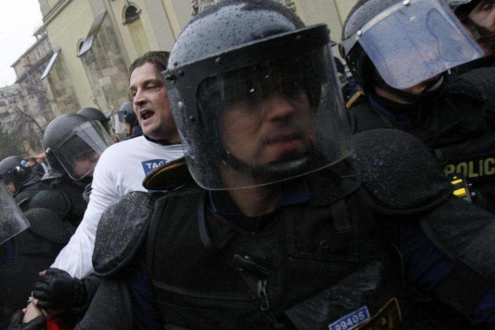 Grobari i policija se kačili na Malti