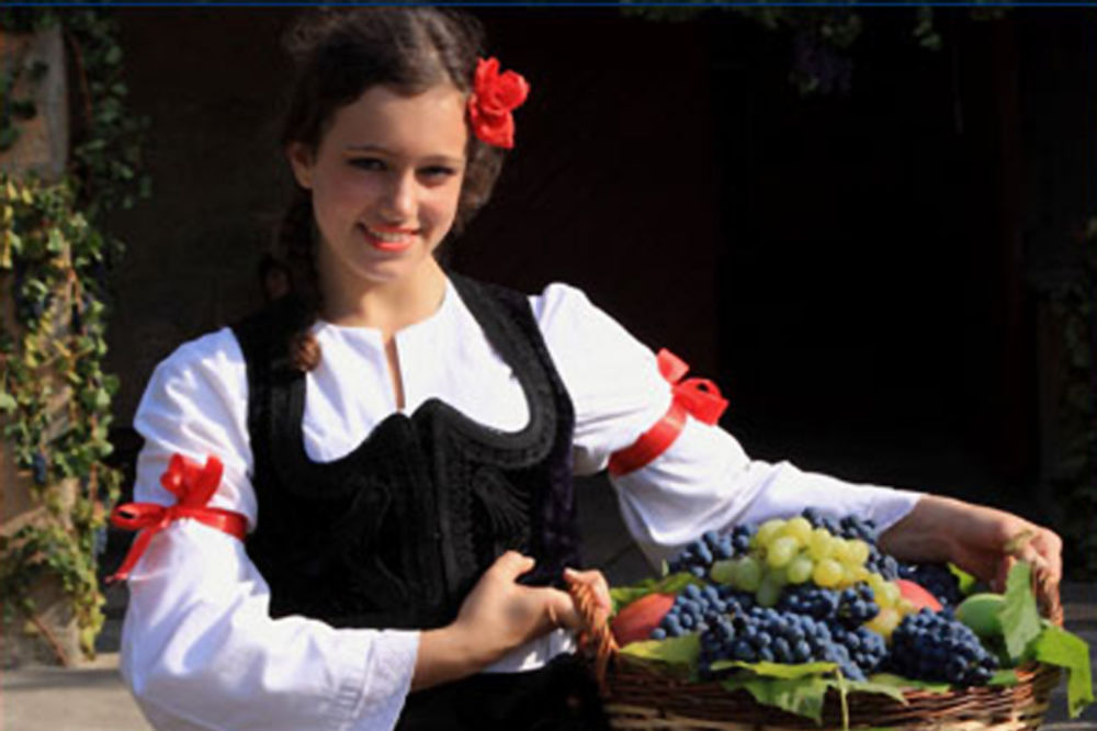 LUD ZBUNJENOG: U Srbiji rodilo grožđe, a Srbi ga uvoze