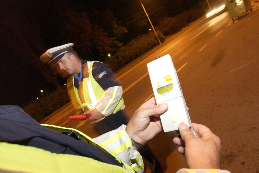 BRUKA NA TRGU NIKOLE PAŠIĆA: Pijani vozač pesnicama pretukao saobraćajnog policajca
