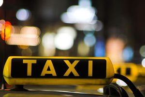 Dva muškarca pretukla taksistu u Sremčici!