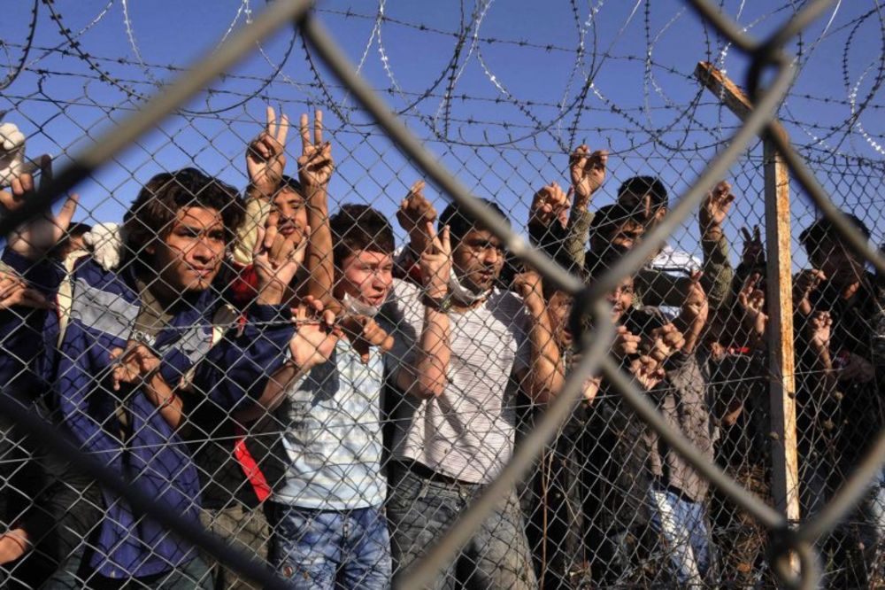 Grčka policija savetuje doseljenicma da se vrate kući!