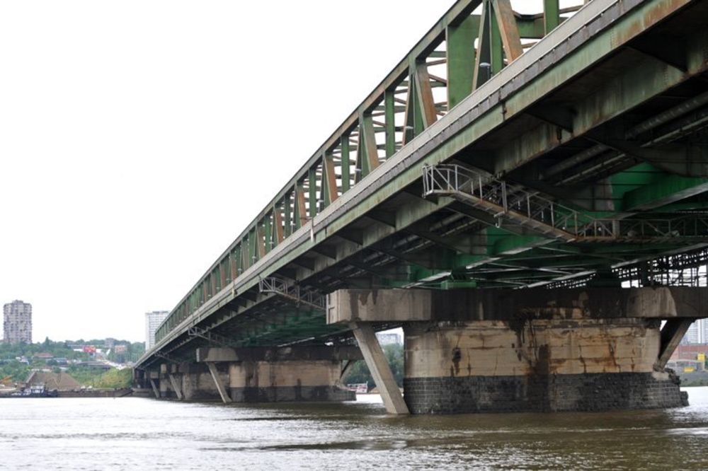 Dva mladića povređena u lančanom na Pančevačkom mostu