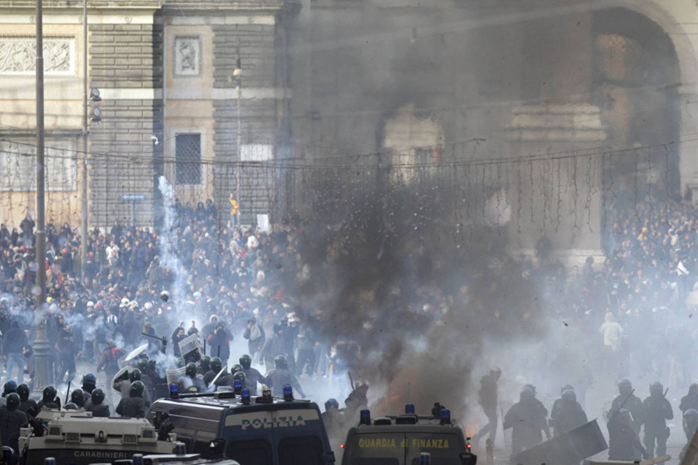 Hiljade učenika protestuju u Rimu protiv mera štednje