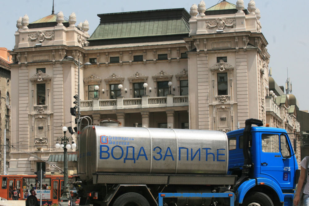 OSVEŽENJE: Cisterne sa vodom i danas u centru Beograda
