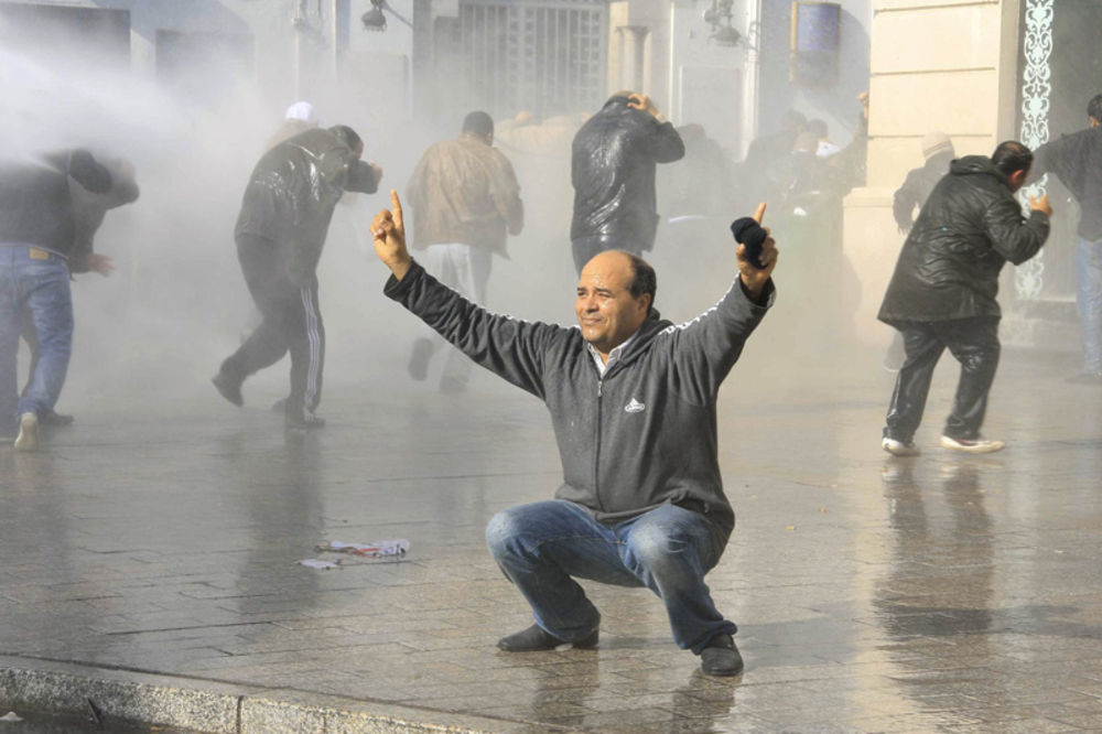 Policija upotrebila vodene topove tokom marša protestanata