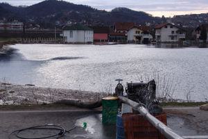 BUJANOVAC: Pumpe izbacuju vodu, završena dezinfekcija kuća