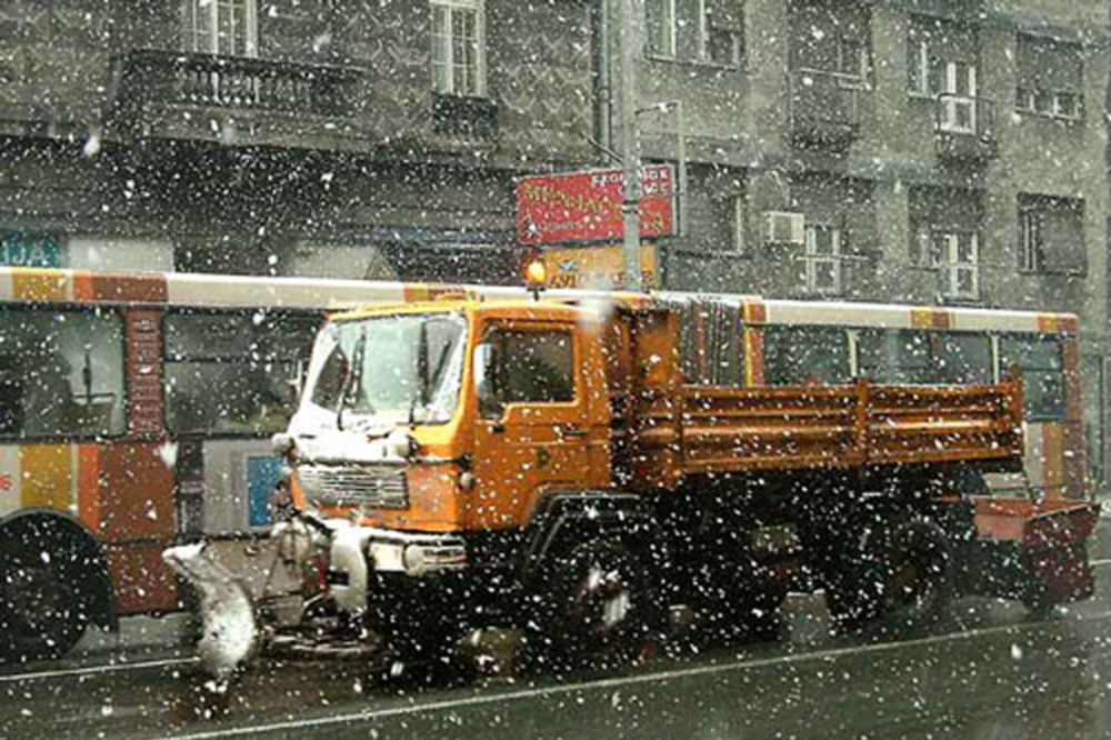 Glavne ulice u Beogradu očišćene od snega