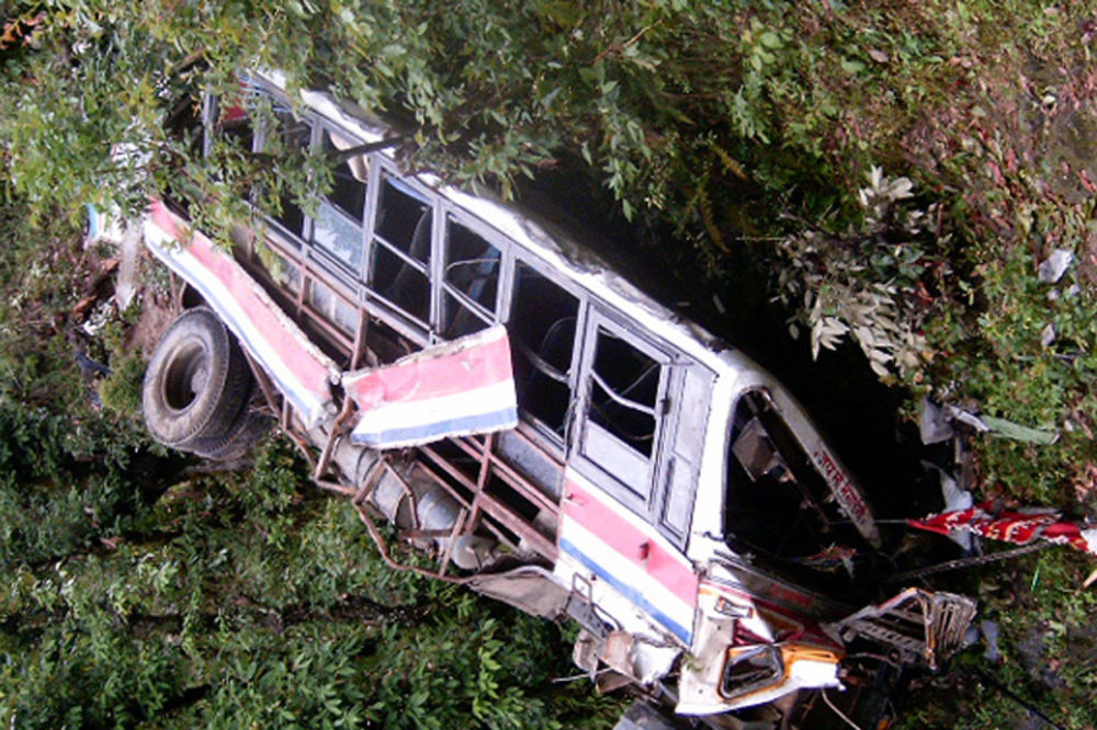 Autobus sleteo u klisuru, najmanje 26 mrtvih