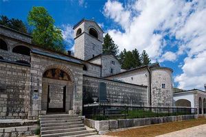 CG policija sprečila ulazak u Cetinjski manastir