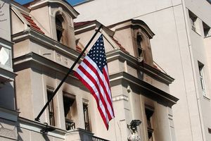 12 na optužnici zbog paljenja Ambasade SAD