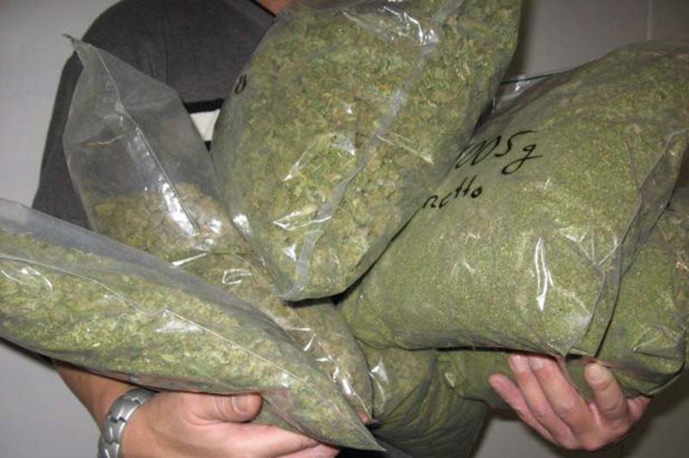 Pančevka u koferu nosila 2 kilograma marihuane