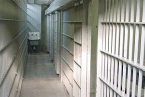 Dva zatvorenika pobegla kroz prozor ćelije sa 20. sprata