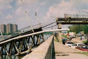 Venci na spomenik žrtvi rušenja Varadinskog mosta