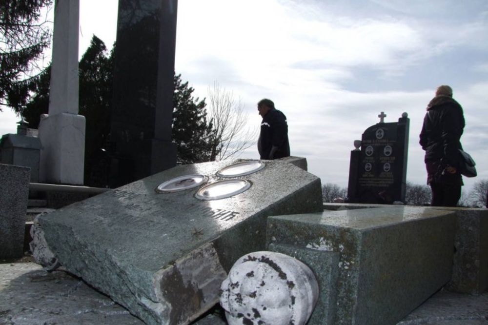 Srbi bez policijske pratnje posetili prištinsko groblje