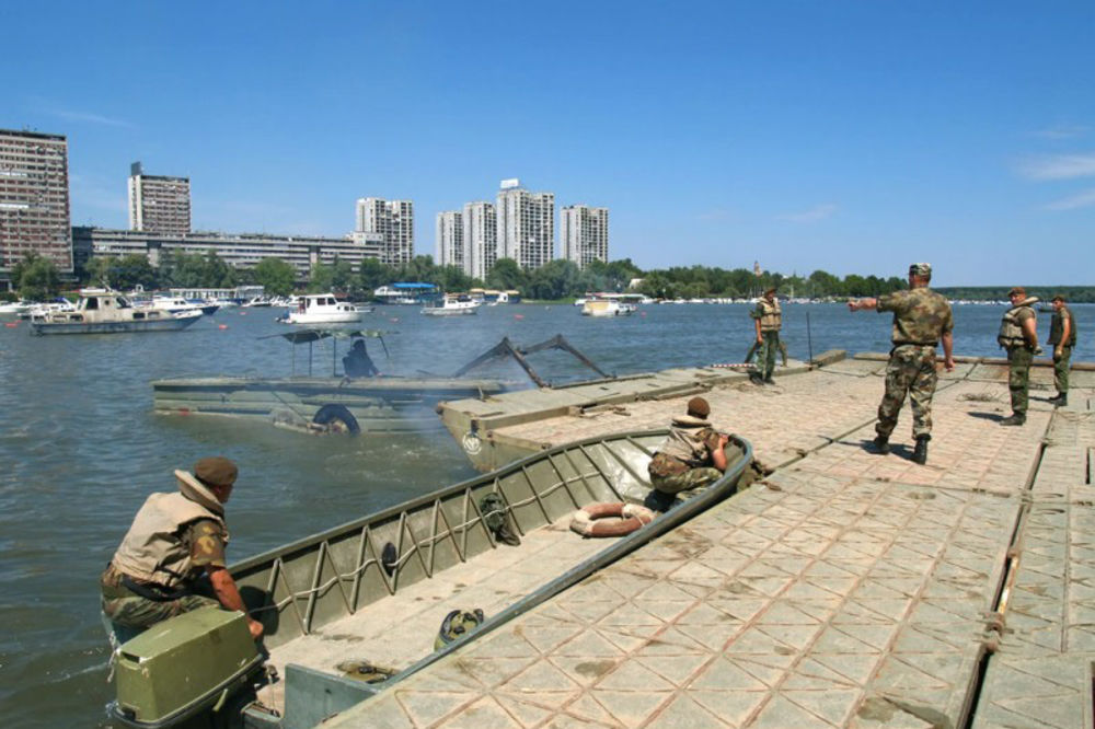 Demontoran pontonski most na Lidu