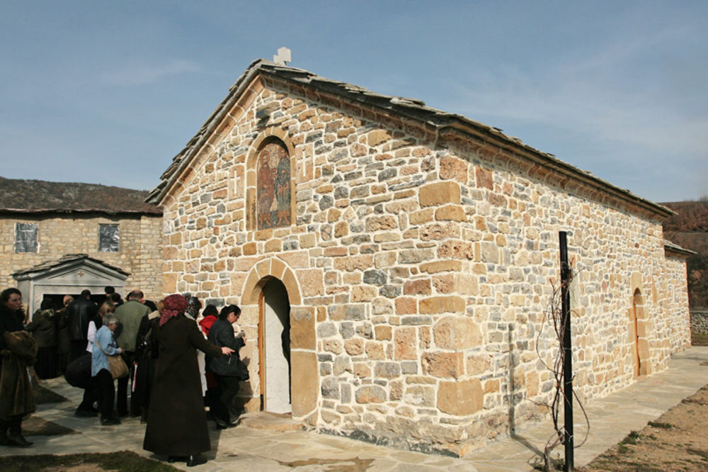 Albanci kamenicom na srpskog monaha