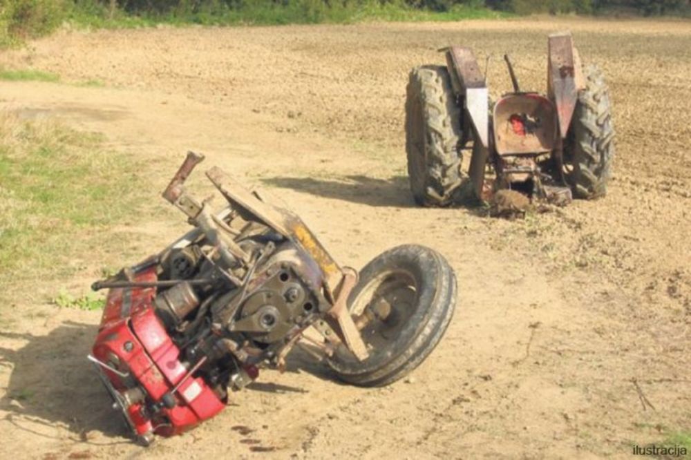 SMRT NA PUTU: Traktor pun pšenice priklještio vozača