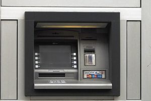 ZRENJANIN: Rumuni sa bankomata skidali PIN kodove platnih kartica!